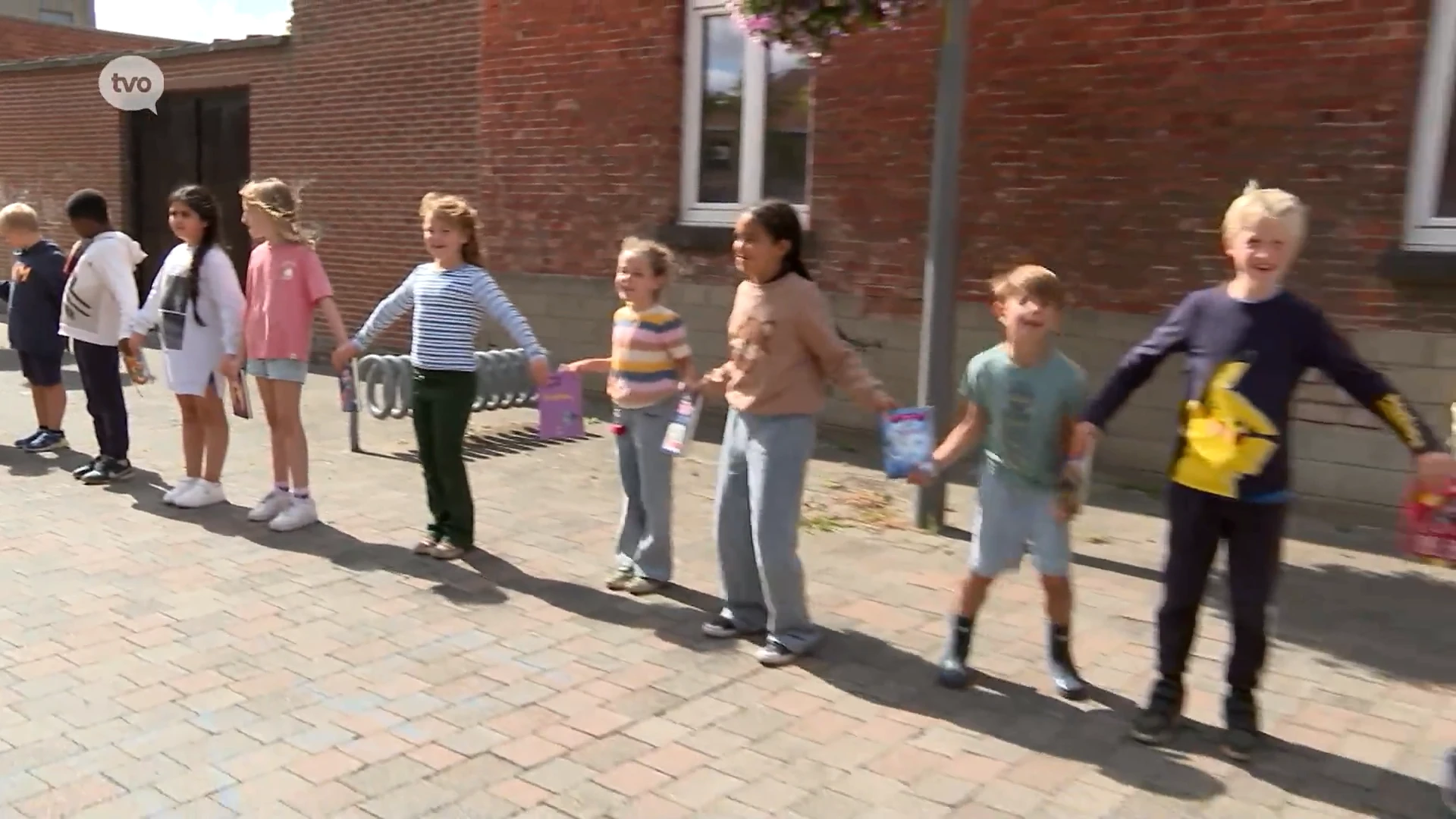 200 Wetterse schoolkinderen vormen menselijke ketting om sluiting buurtbib aan te klagen