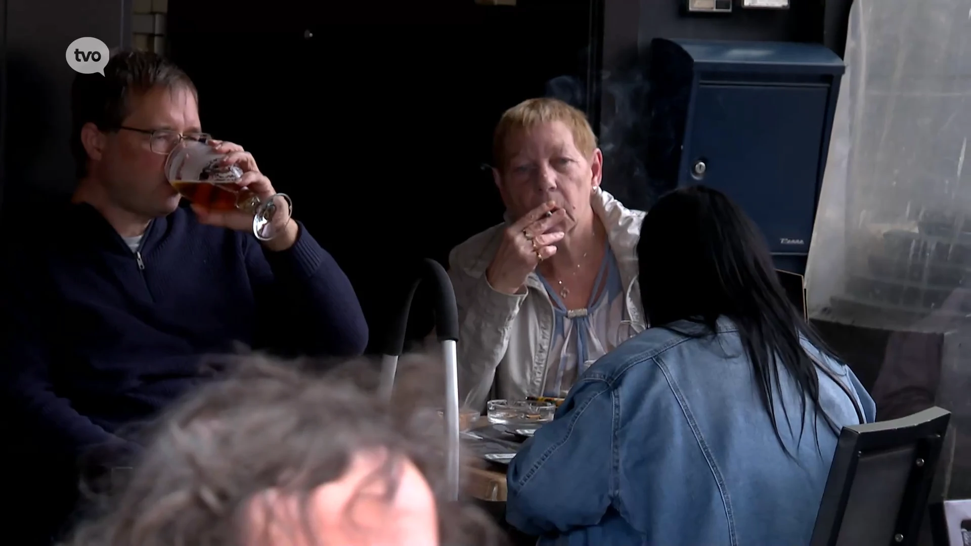 Roken en vapen op terrassen verboden vanaf 2027: van "Wat nut heeft dat?" tot "Heel goed, want ik verzet me voor rokers"