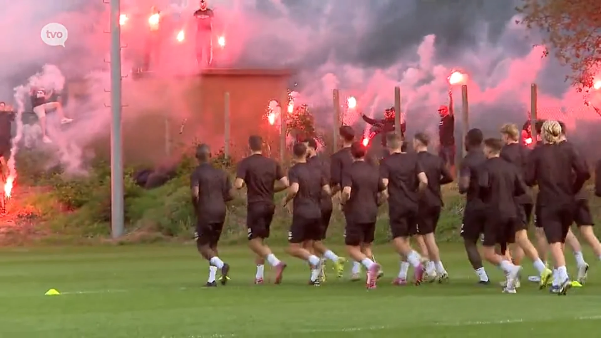 KIJK: Derbykoorts stijgt: Supporters KSC Lokeren moedigen spelers nog eens aan met Bengaals vuur