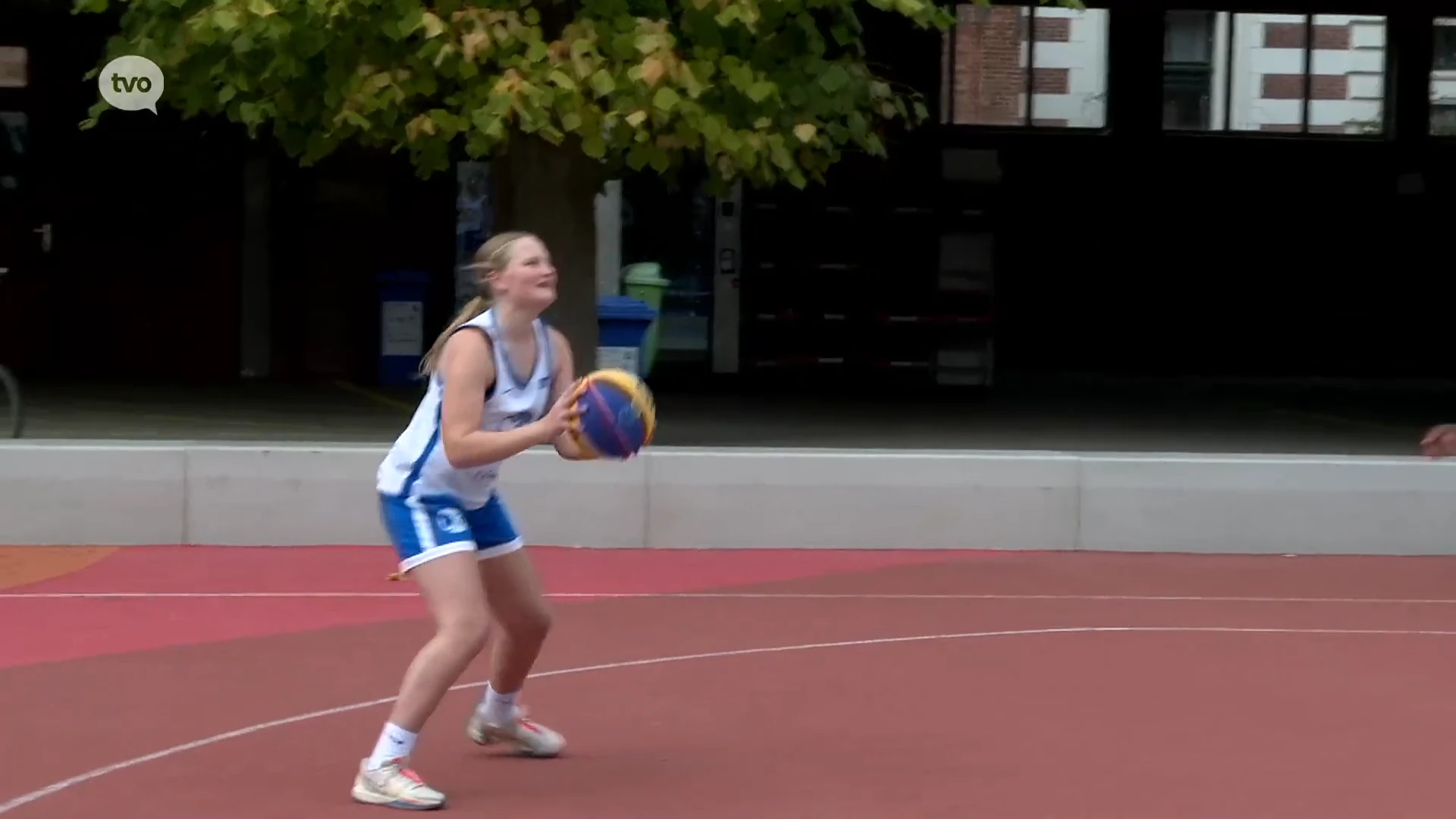 Sint-Niklase school neemt gloednieuw 3X3 basketpleintje in gebruik: "Gemaakt van restjes van schoenzolen"