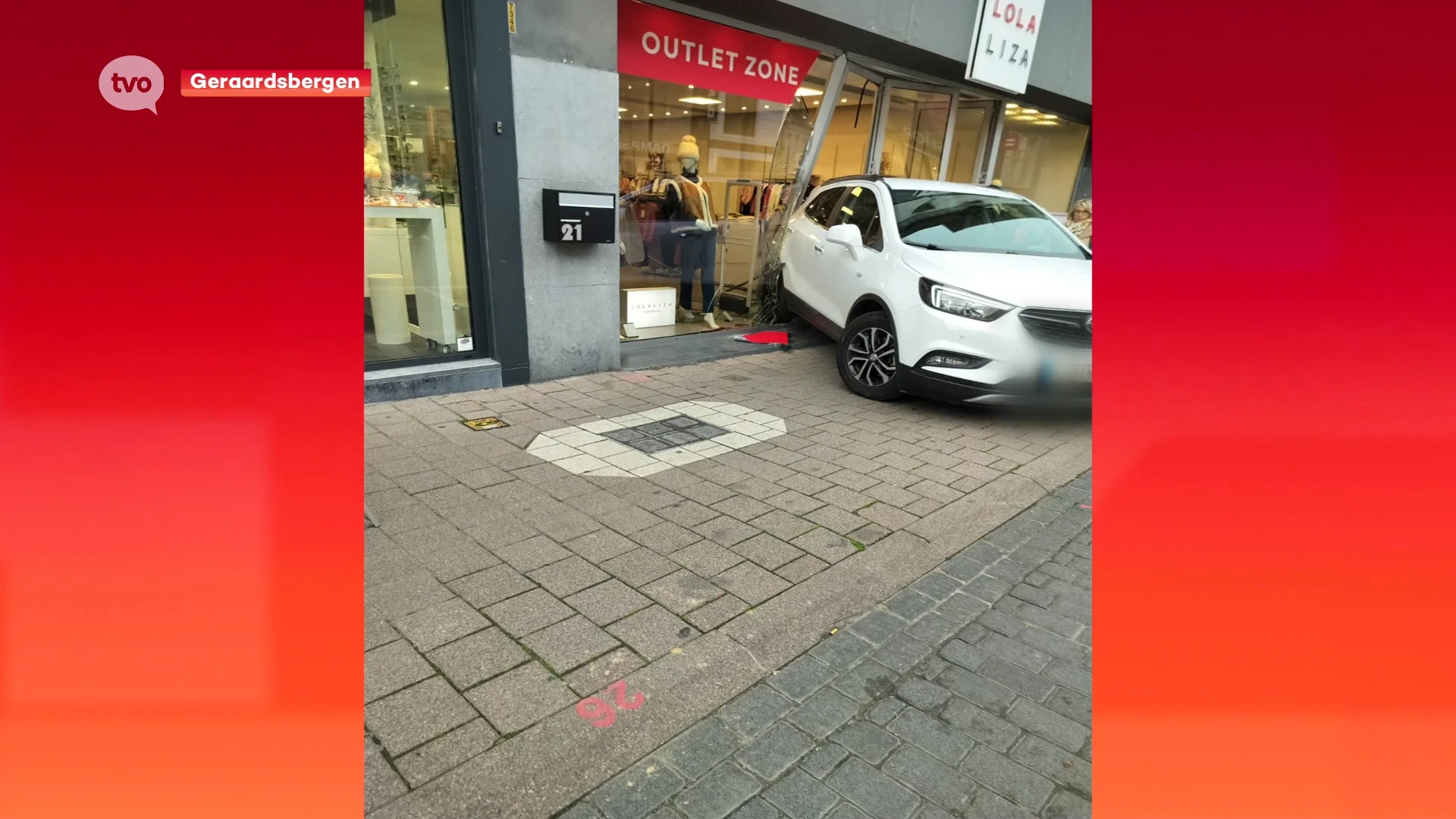 Hoofdafbeelding voor artikel Bestuurder raakt met wagen…