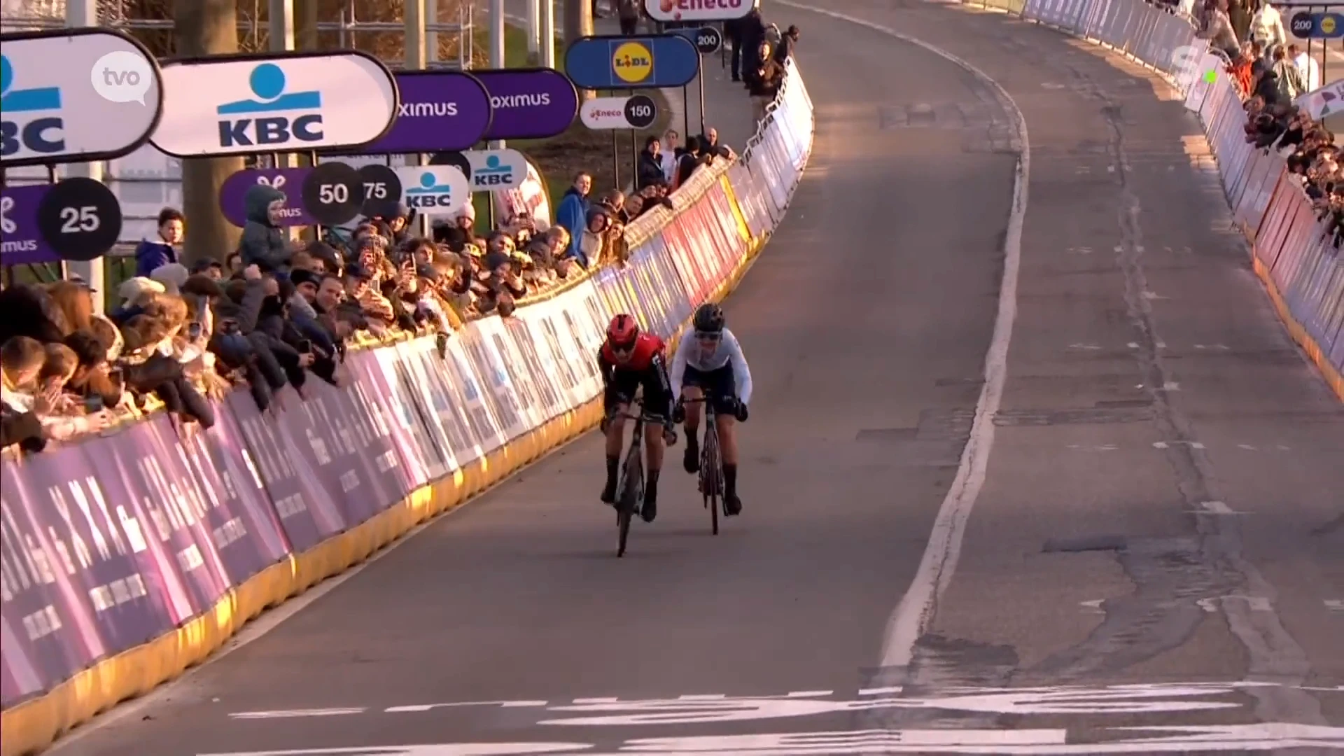 Hoofdafbeelding voor artikel Wielrenster Lotte Claes rijdt…