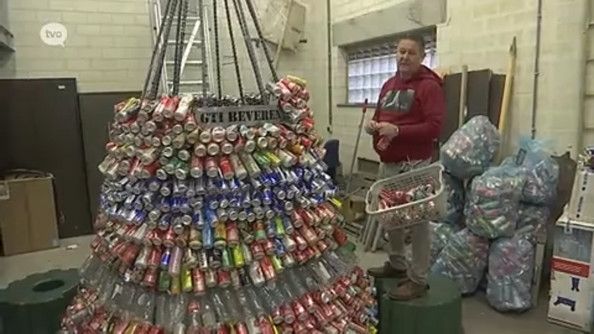 Hoofdafbeelding voor artikel Kerstboom gemaakt van zwerfvuil:…