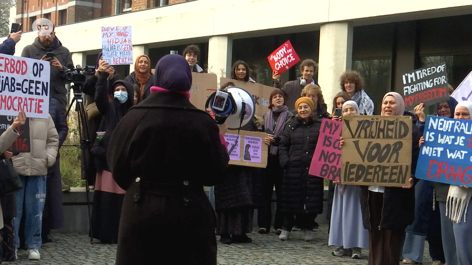 Hoofdafbeelding voor artikel Protest tegen hoofddoekenverbod,…