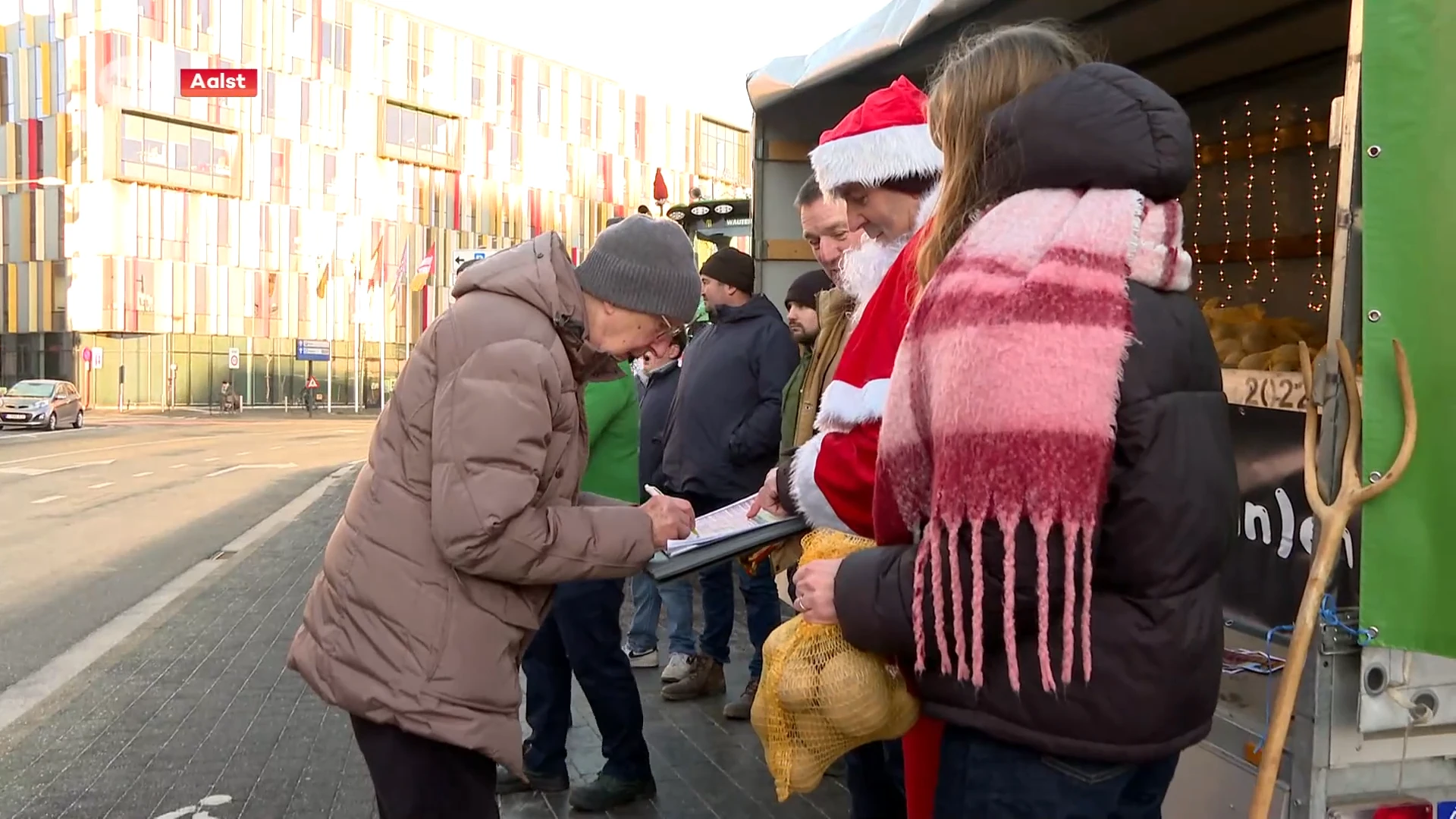 Hoofdafbeelding voor artikel Landbouwers delen aardappelen…