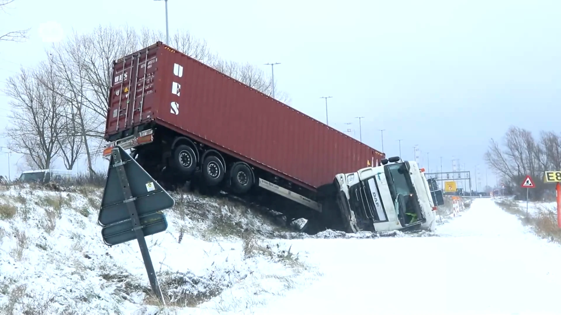 Hoofdafbeelding voor artikel Vrachtwagen crasht in gracht…