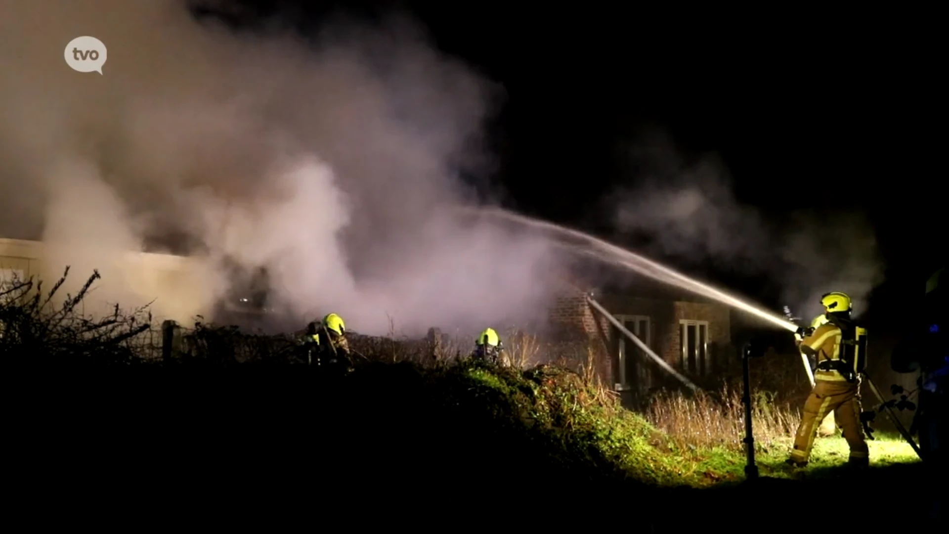 Opslagplaats in Nieuwkerken-Waas volledig uitgebrand, door ontploffingsgevaar N70 in beide richting tijdelijk afgesloten