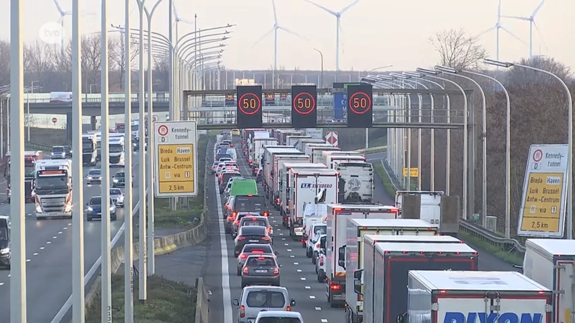 Hoofdafbeelding voor artikel Putten in wegdek van Kennedytunnel…