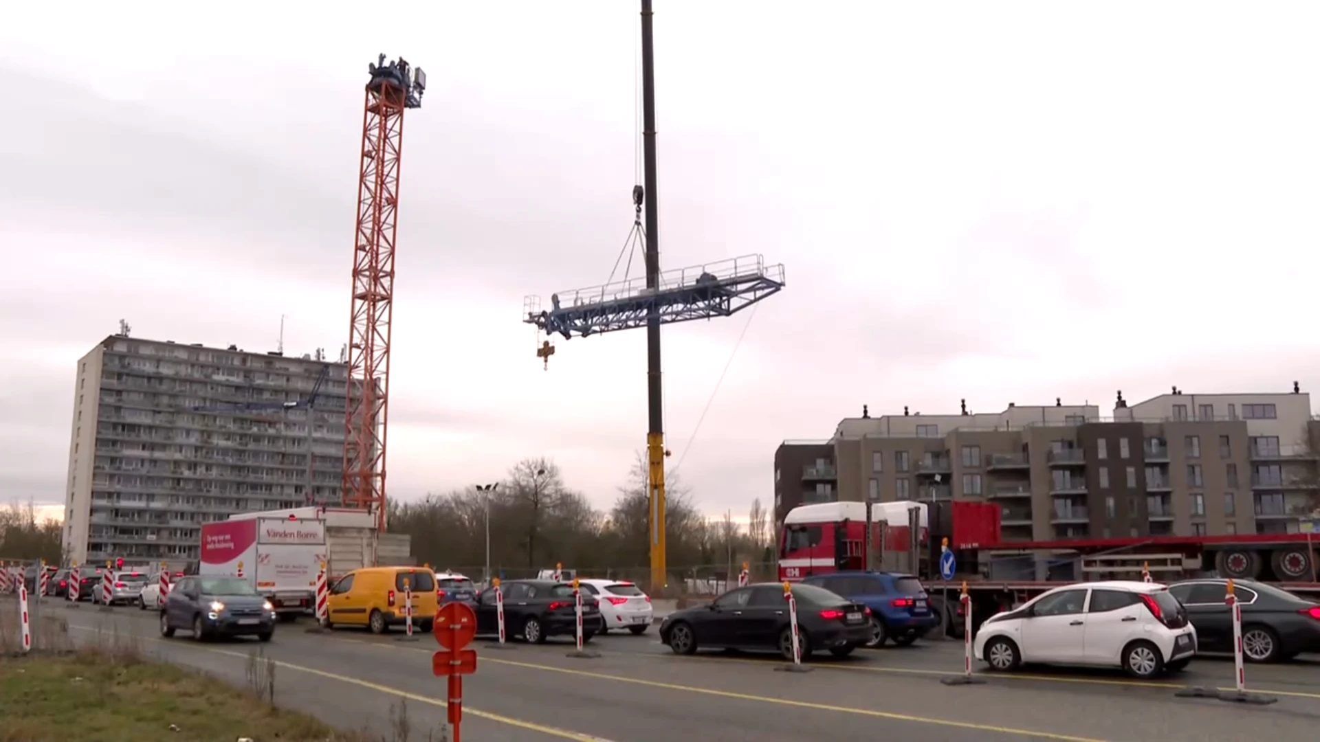 Torenkraan aan Mechelse Poort in Dendermonde wordt afgebroken: rijvak Noordlaan afgesloten voor verkeer