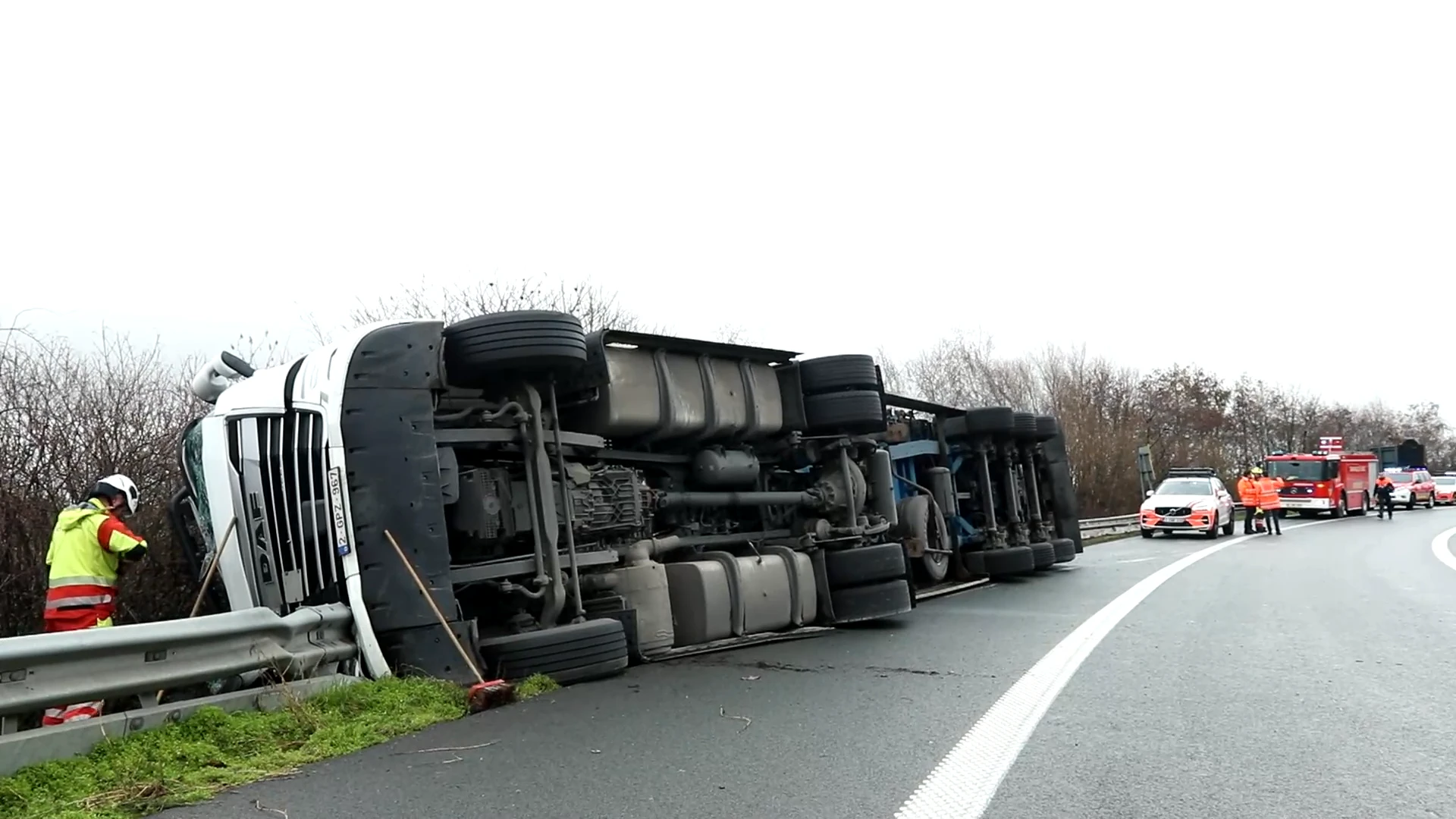 Hoofdafbeelding voor artikel Vrachtwagen kantelt op afrit…