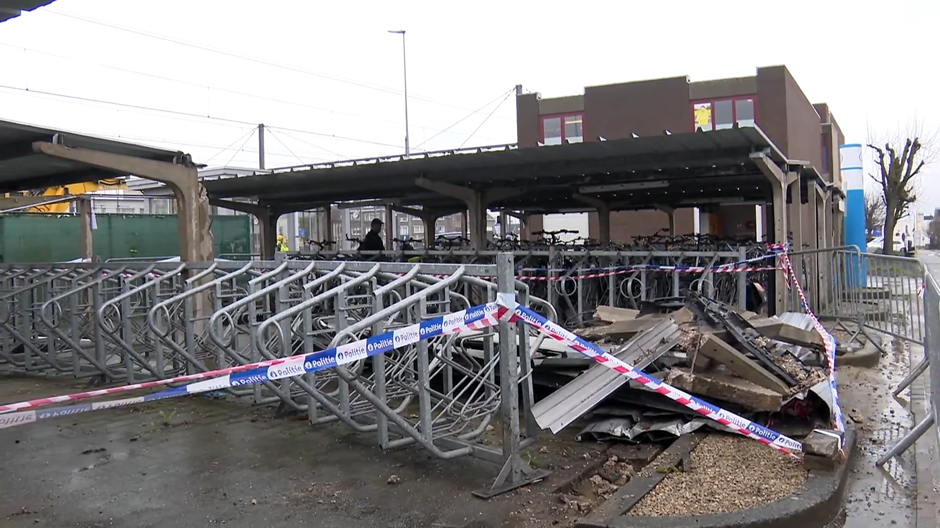 Hoofdafbeelding voor artikel Auto rijdt in op fietsenstalling…