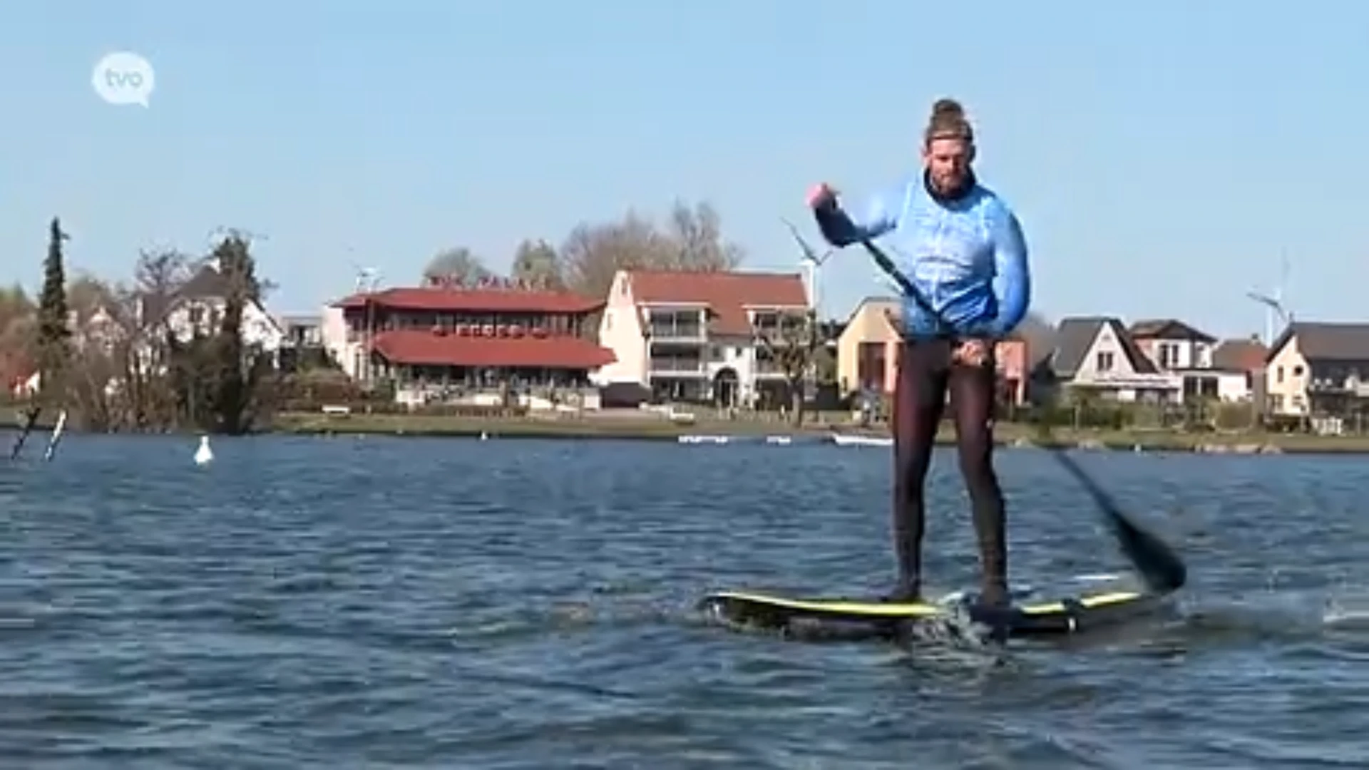 Ultrasporter Matthieu Bonne supt Donkmeer over om aandacht te vragen voor water