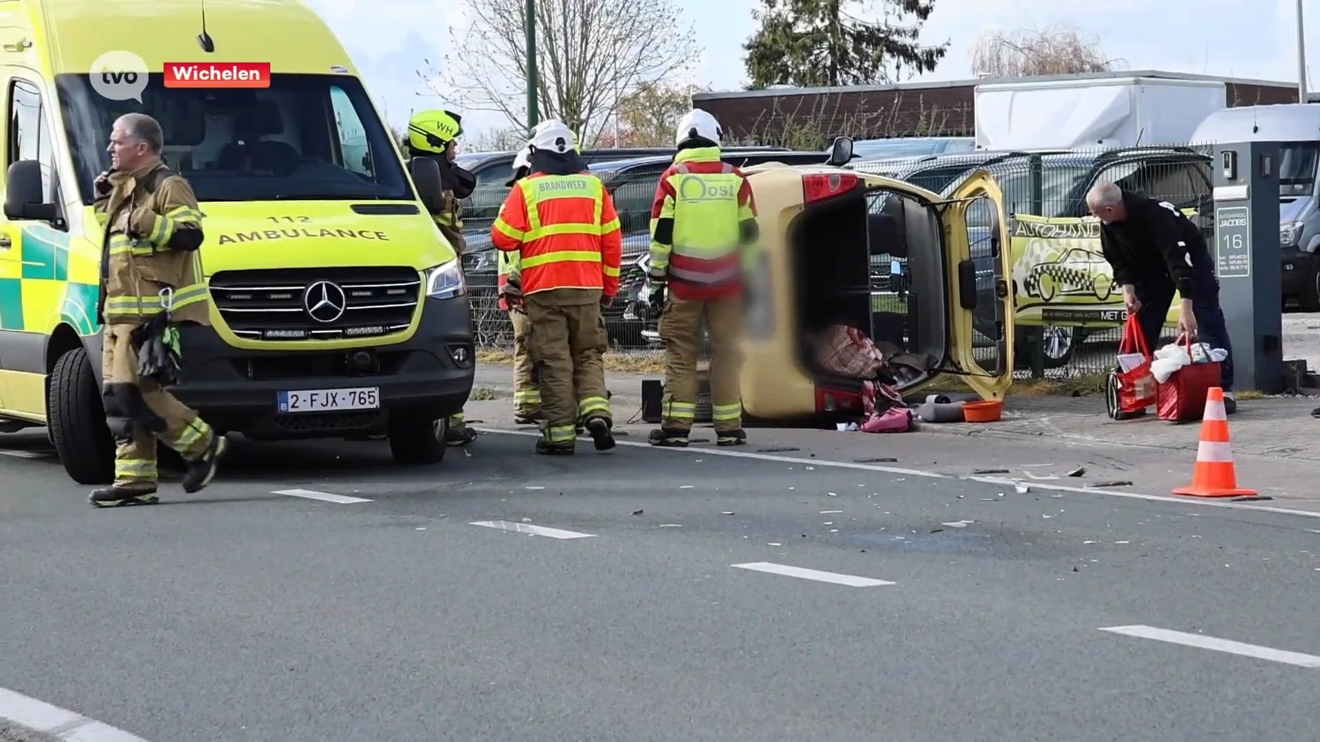 Hoofdafbeelding voor artikel Wagen komt op zijn flank terecht…