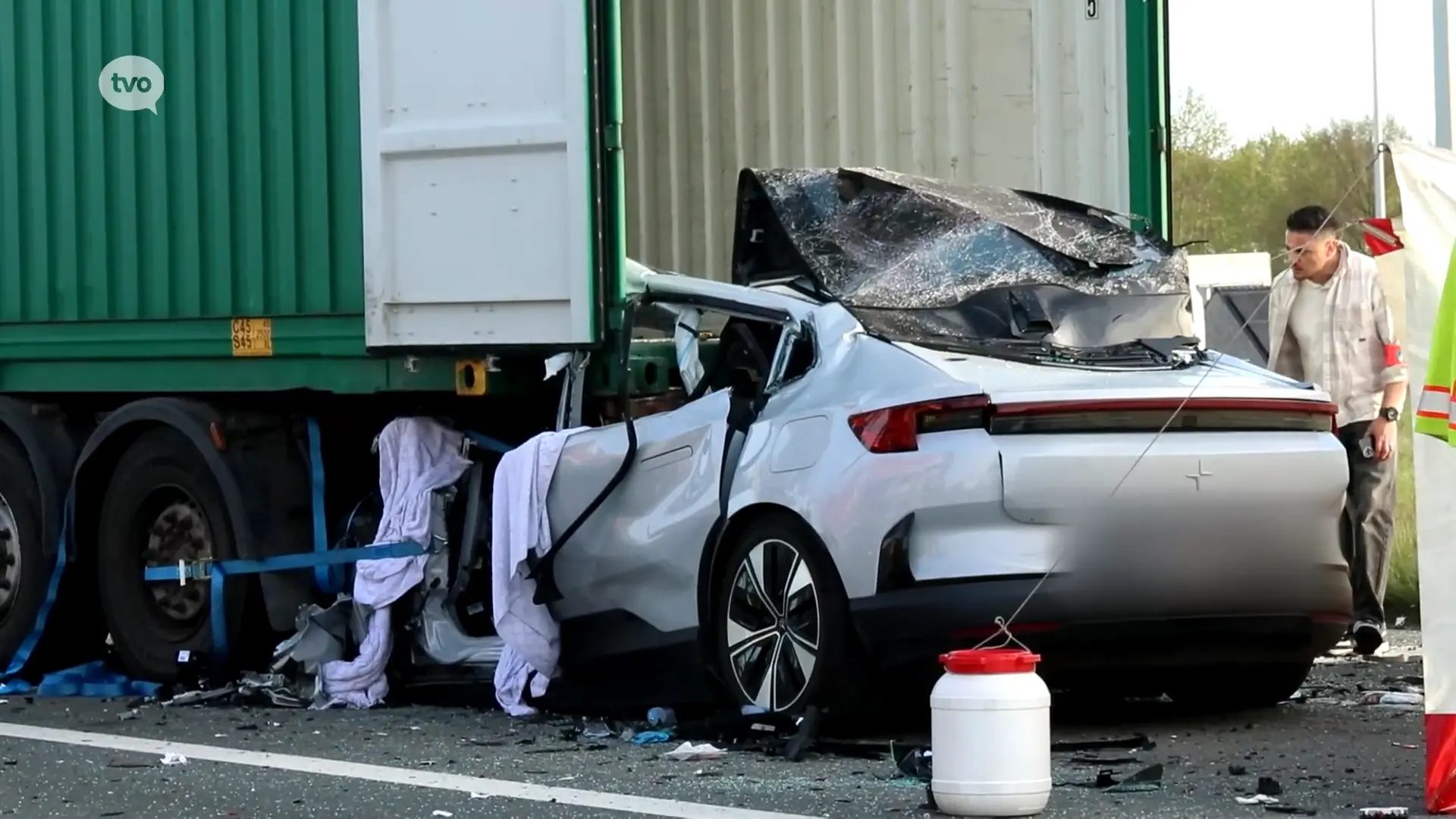 Opnieuw ongeval op Klaverblad in Sint-Niklaas, wagen komt onder geparkeerde vrachtwagen terecht