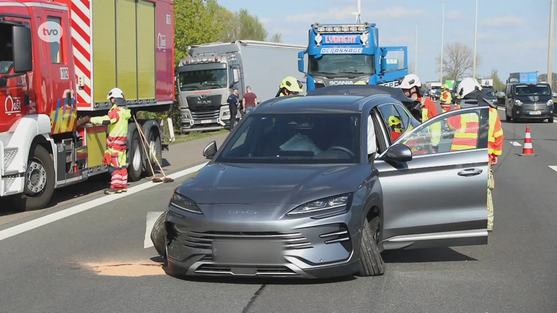 Vrachtwagen botst tegen auto na klapband, lange file op E17 richting Gent