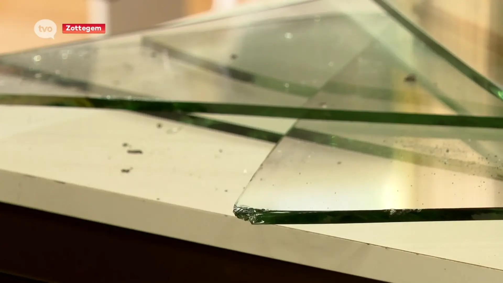 Hoofdafbeelding voor artikel Vitrine aan diggelen in Zottegemse…