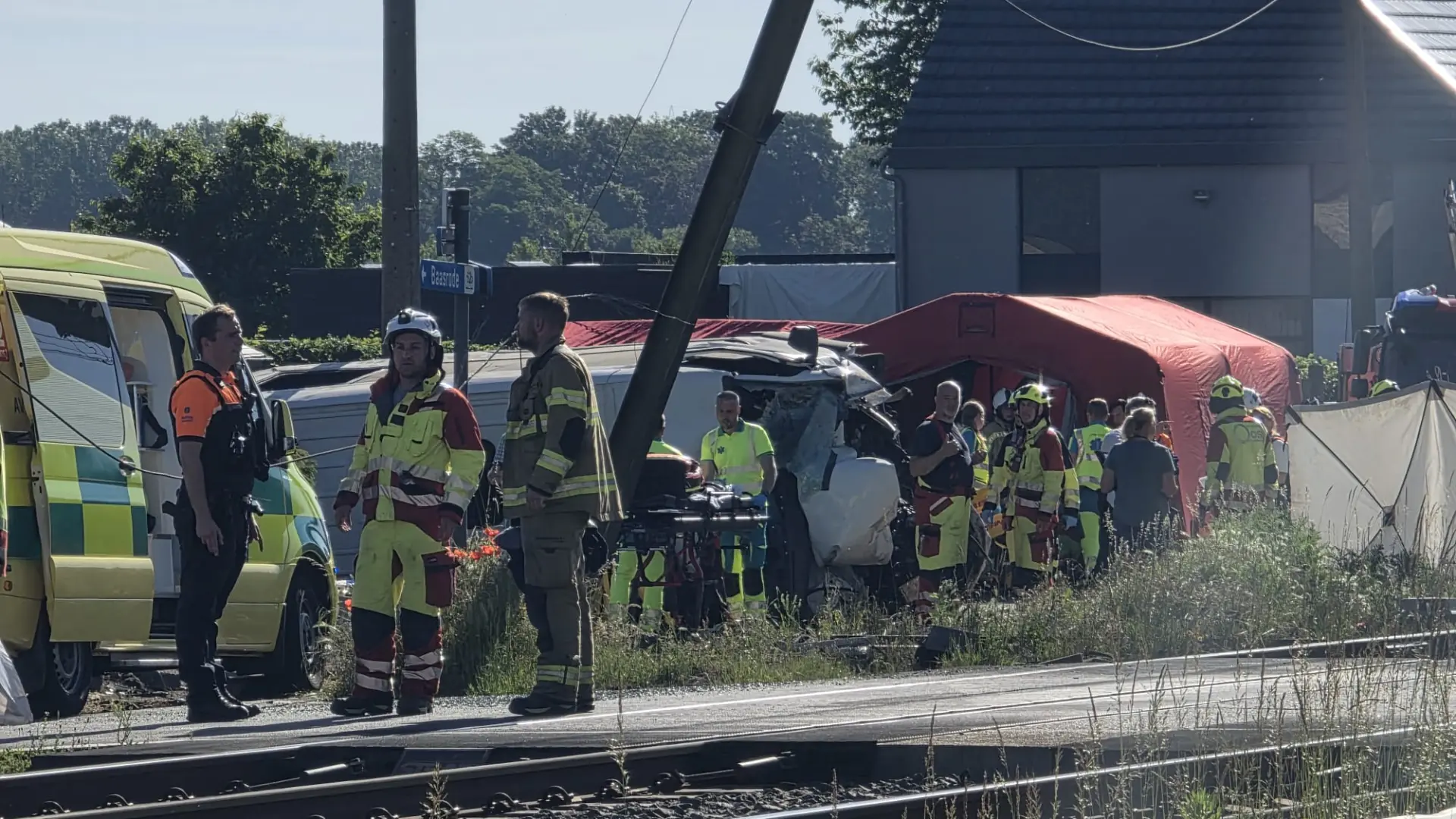 Hoofdafbeelding voor artikel Trein rijdt op busje voor…