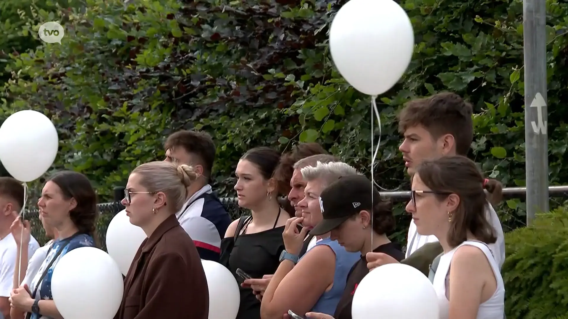 Honderden mensen komen samen met witte ballonnen op wake aan spooroverweg in Buggenhout