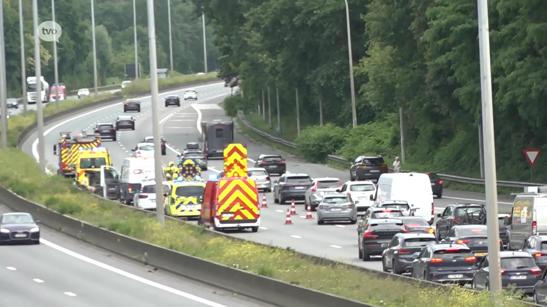 Hoofdafbeelding voor artikel Auto komt op flank tegen middenberm…