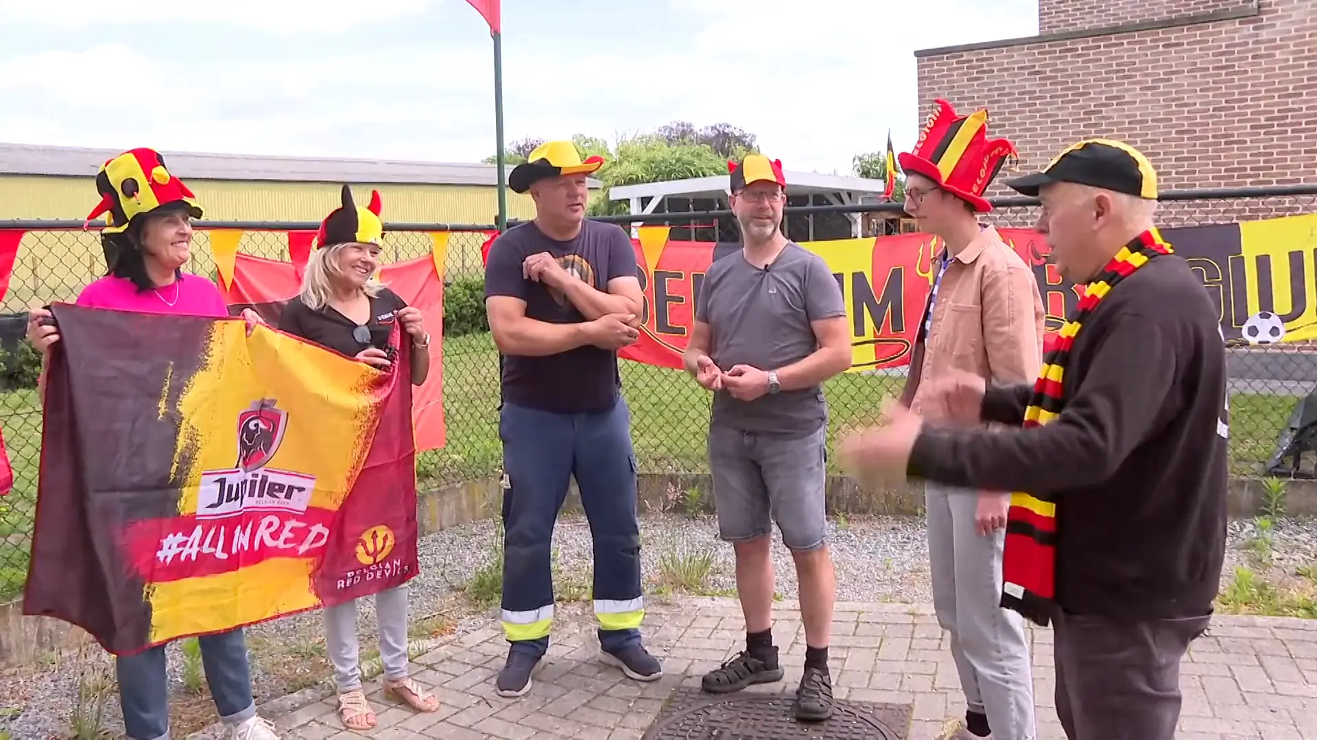 In het Margaretahof in Moerzeke zijn ze klaar voor de eerste WK-wedstrijd van de Rode Duivels: "Het samenzijn met de buren is het belangrijkste"