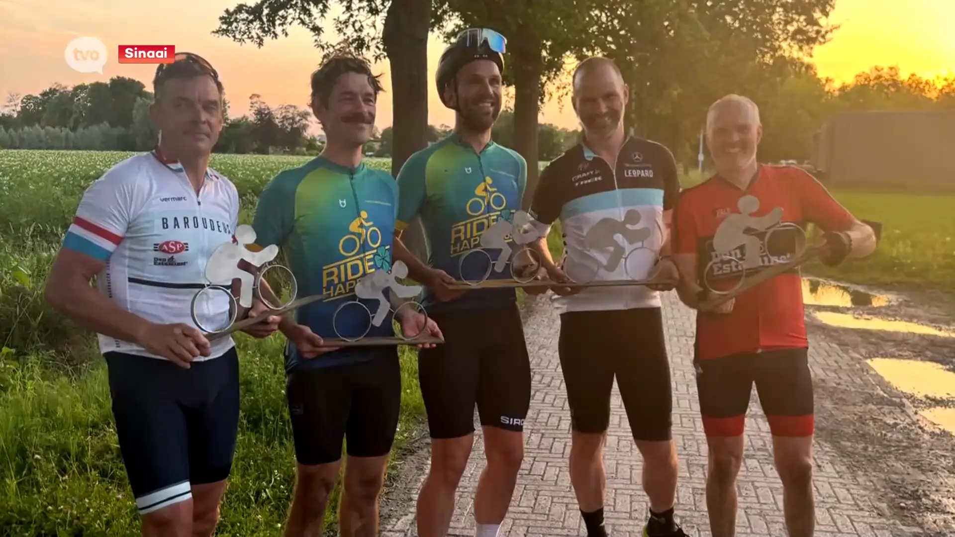 Hoofdafbeelding voor artikel Na 19 uur fietsen komen renners…