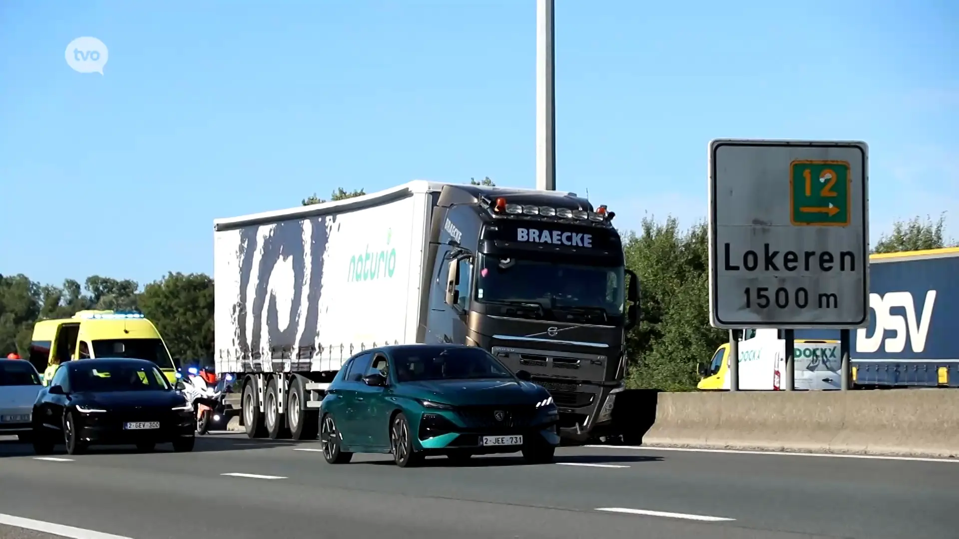 Hoofdafbeelding voor artikel Vrachtwagen botst tegen middenberm…