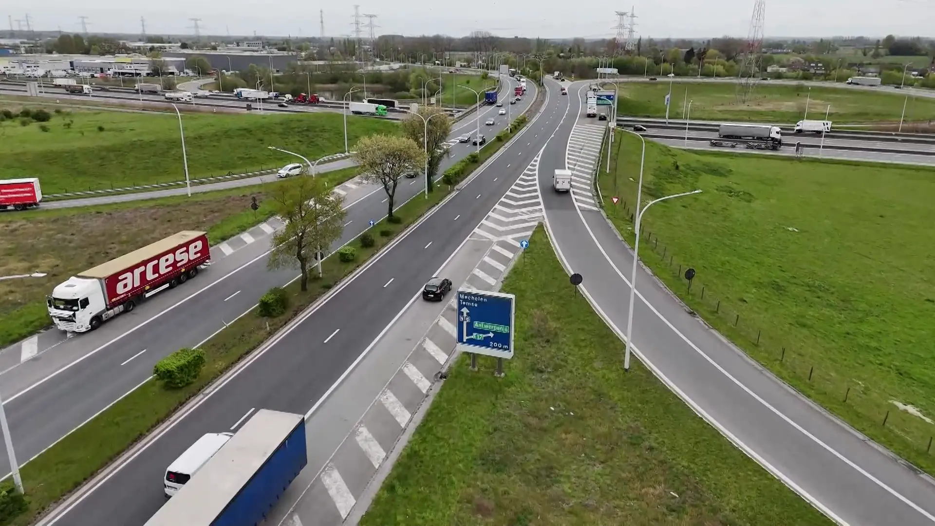 Hoofdafbeelding voor artikel Parkeerverbod voor vrachtwagens…