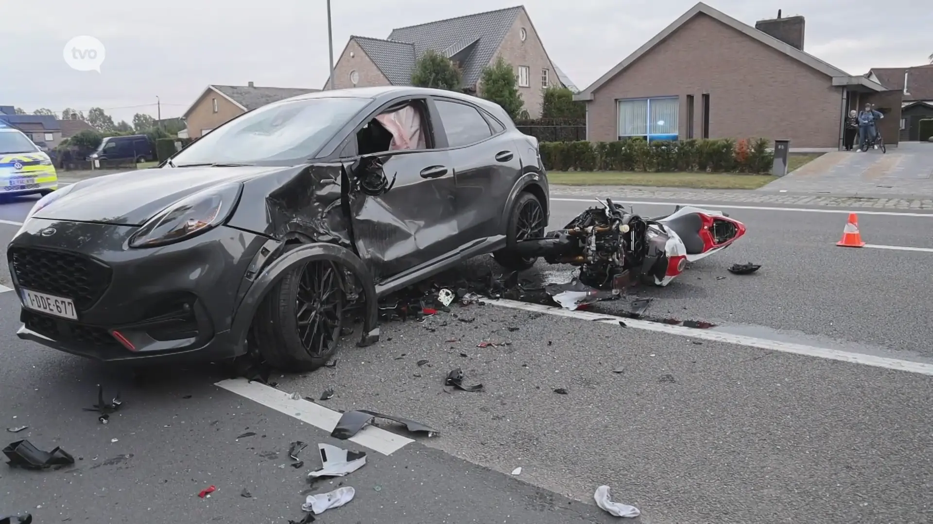 Hoofdafbeelding voor artikel Motorrijder en auto botsen…