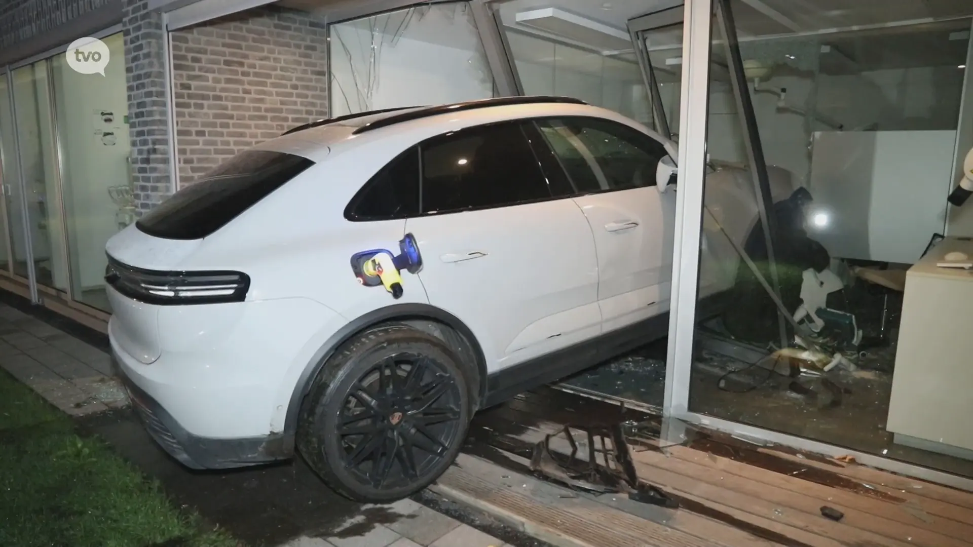 Hoofdafbeelding voor artikel Man rijdt met Porsche tandartsenpraktijk…