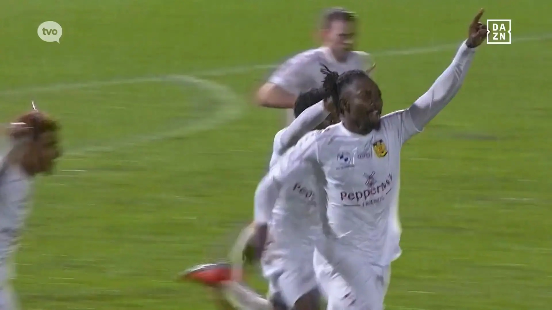 Hoofdafbeelding voor artikel Victor Olatunji sleept punt…