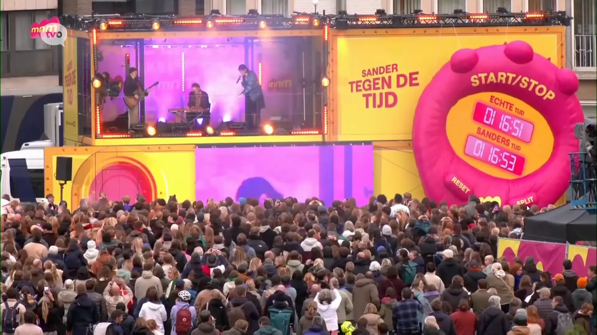 Hoofdafbeelding voor artikel Honderden fans genieten in…