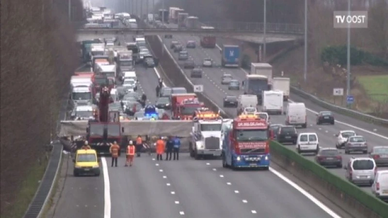 Vrachtwagen gekanteld op E40 in Wetteren