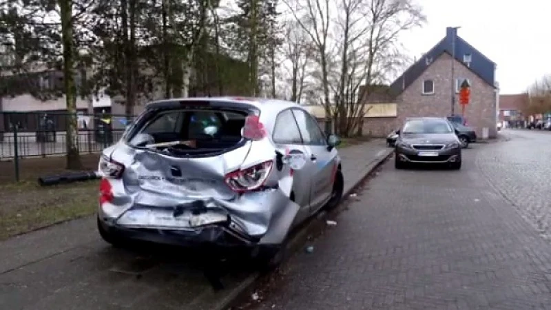 Sinaai: Auto wordt wrak, dader spoorloos