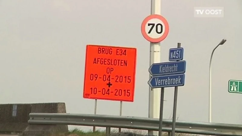 Werken aan brug over E34 in Vrasene