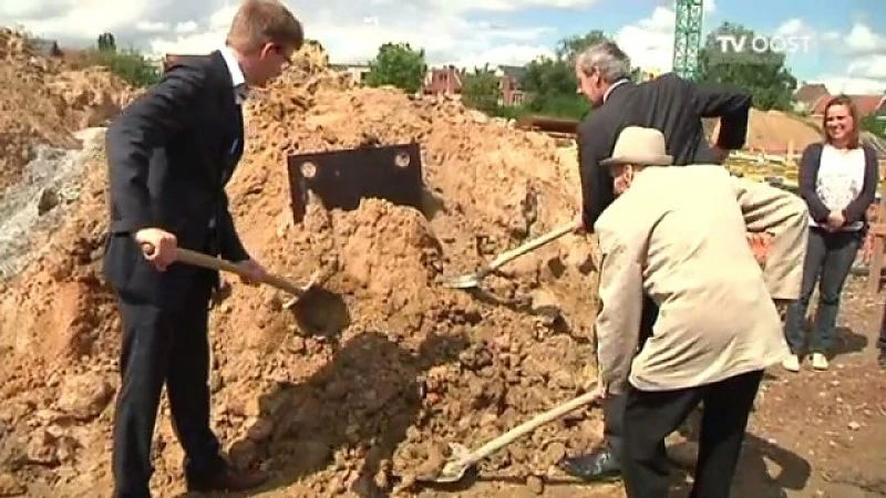 Eerste steen woonzorgcentrum Gerdapark