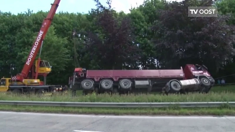 Vrachtwagen in berm in Ninove