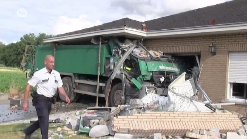 Vrachtwagen ramt huis: eerste beelden