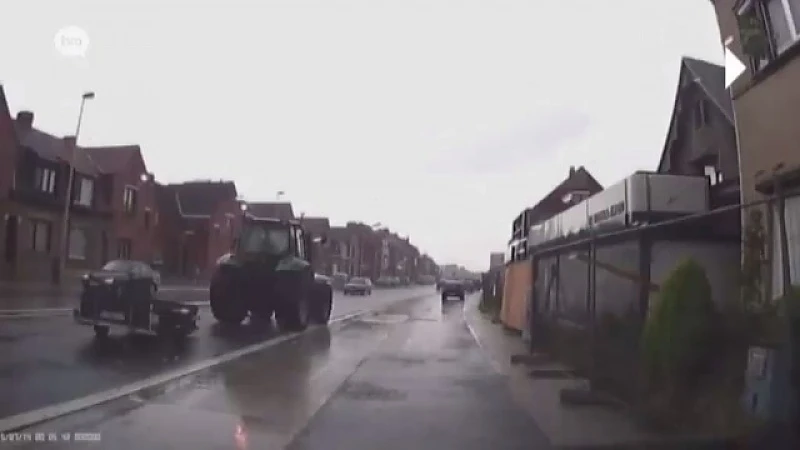 Dashcam filmt hoe tractor lading verliest