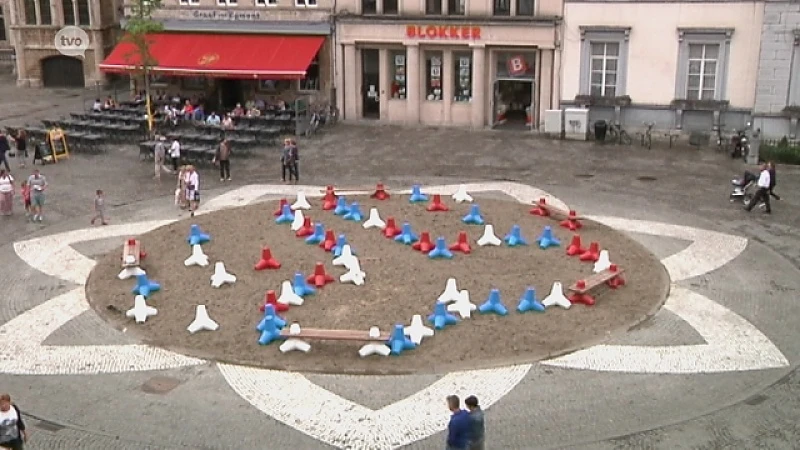 Reusachtige penis op Grote Markt van Aalst