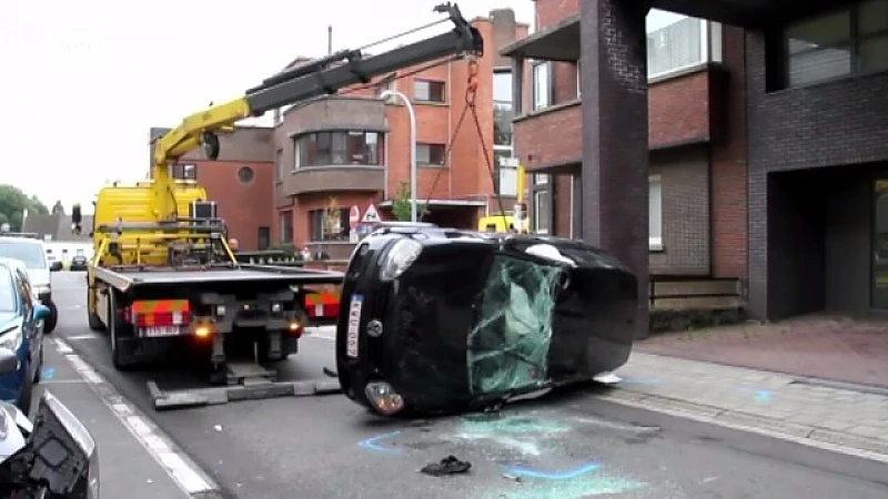 Auto over de kop na Tomorrowland