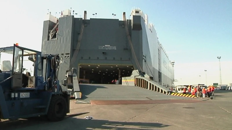 Grootste autoboot ter wereld meert aan in Kallo