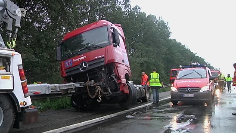 Vrachtwagen op bestelwagen op E17 in Waasmunster