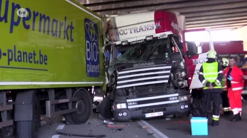 Trucker gewond na aanrijding met geparkeerde vrachtwagen in Ninove