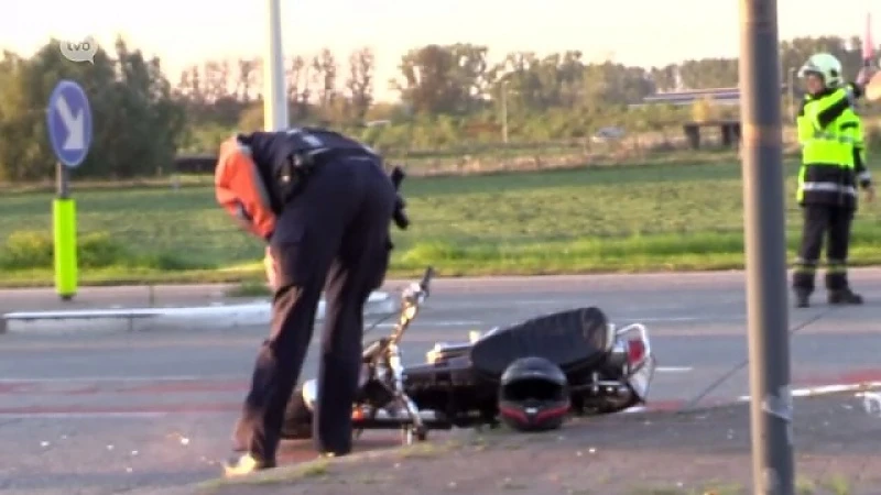 Auto rijdt bromfietser omver en pleegt vluchtmisdrijf in Ninove