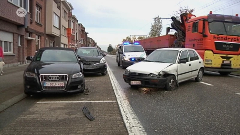 Bestuurster botst op geparkeerde auto's