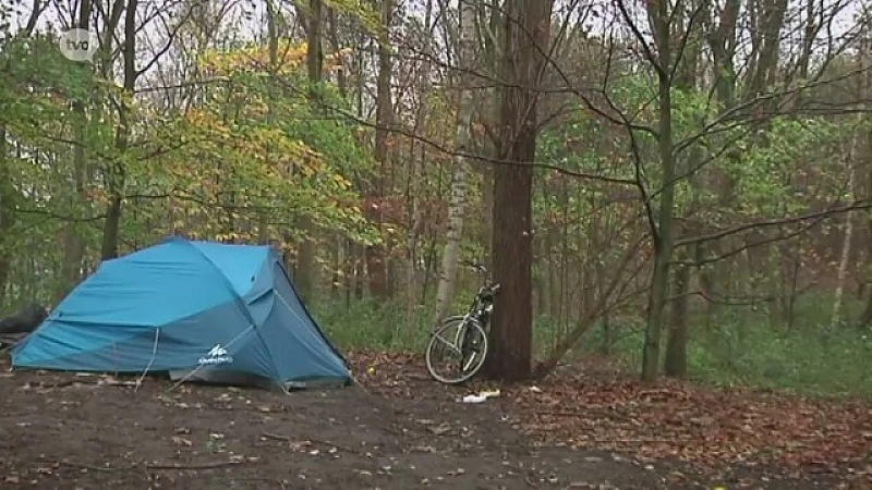 Man woont in tent in park van Lokeren