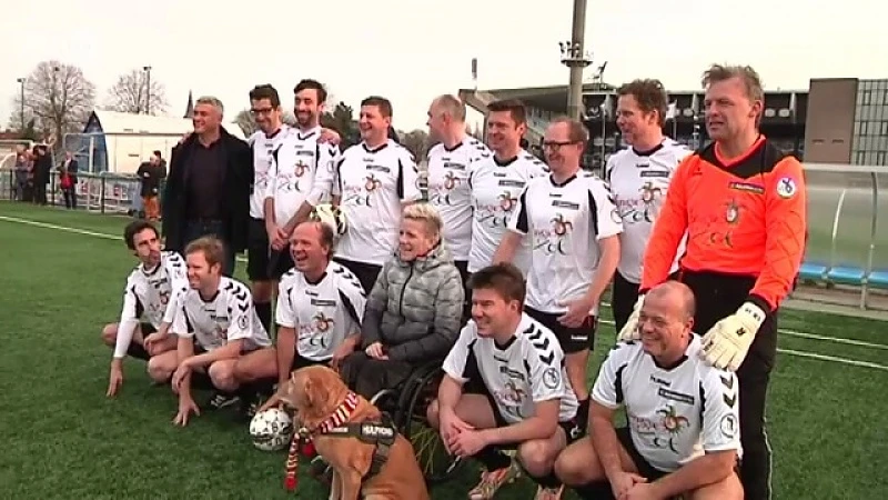 Politici en journalisten voetballen voor het goede doel