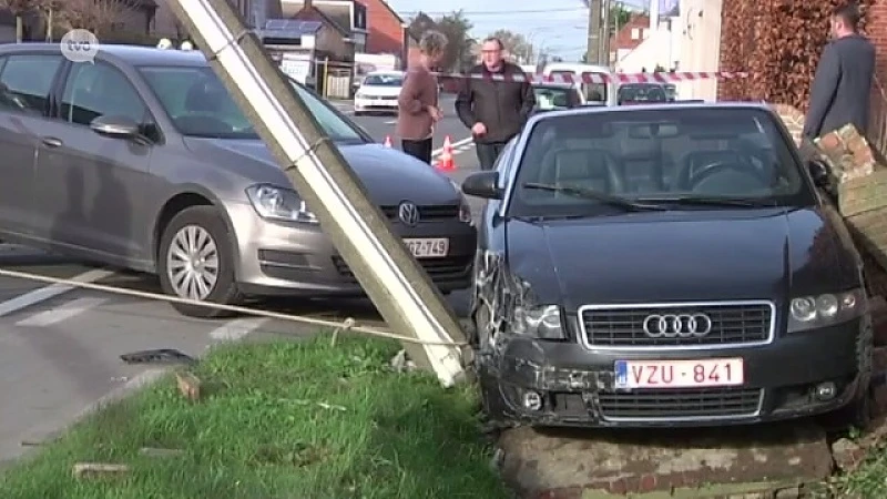 Wichelen: Auto ramt lantaarnpaal, 2 licht gewonden