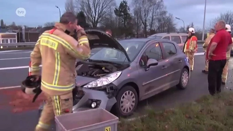 Auto tegen middenberm in Sint-Niklaas