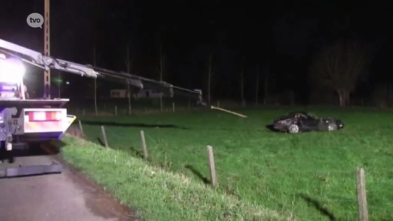 Auto gaat over de kop en komt in weide terecht